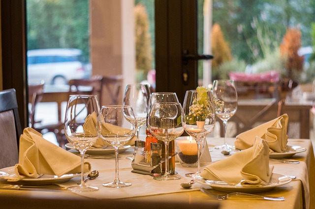 prostřený stůl v restauraci.jpg